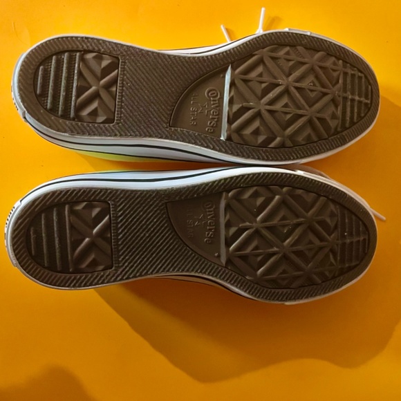 SOLD! Like new Unisex Converse Chuck Taylors - Picture 2 of 4